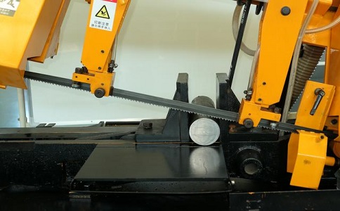 定南数控带锯床自动送料精度会出现偏差吗？